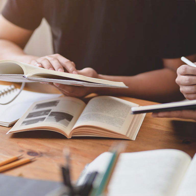 資格の取得に向けて勉強しよう